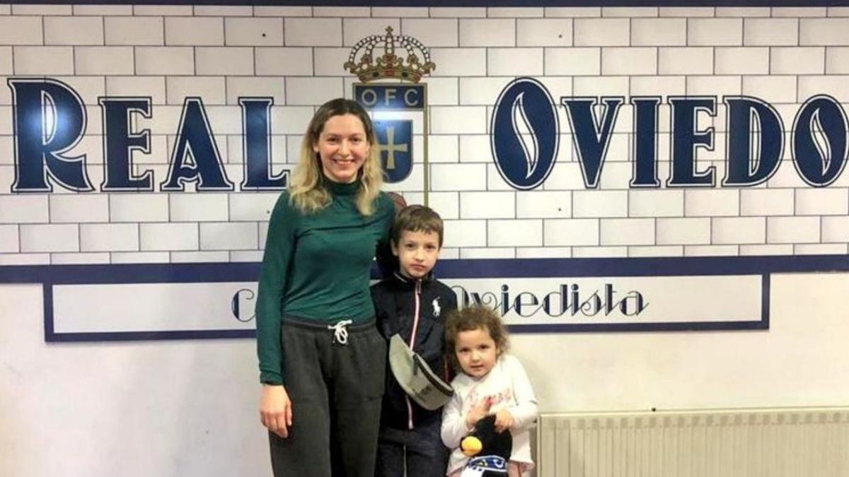 Una de las familias ucranianas, en Fundoma. | Real Oviedo