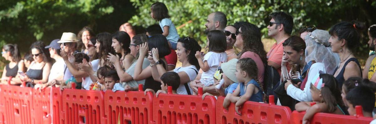 Público presenciando la «xusta a cabalo» en San Martiño. | Santos Álvarez