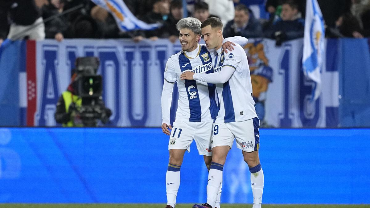 Juan Cruz y Diego García celebran un gol conseguido en la Copa del Rey.