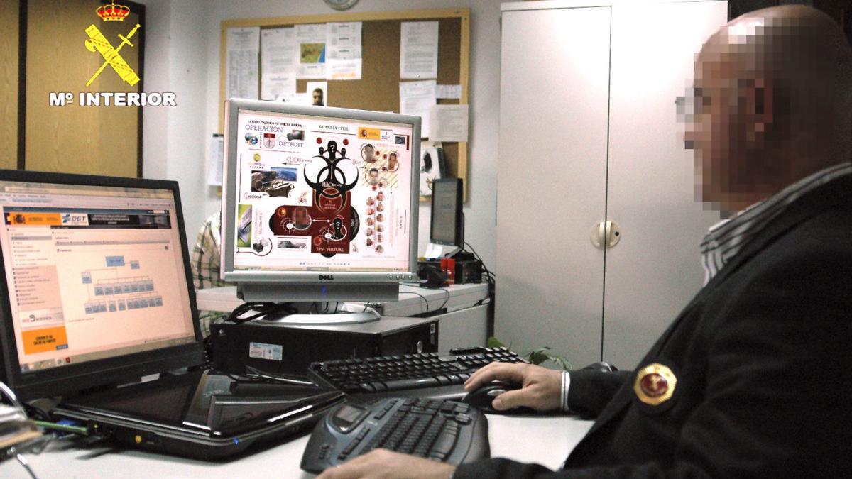 Una persona observando varias pantallas de su ordenador