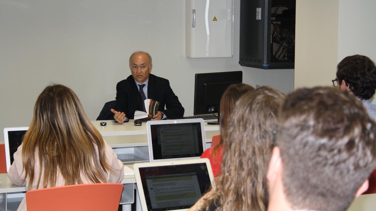 El magisttrado Vicente Magro durante una sesión del Máster de la Abogacía del CEU de Elche