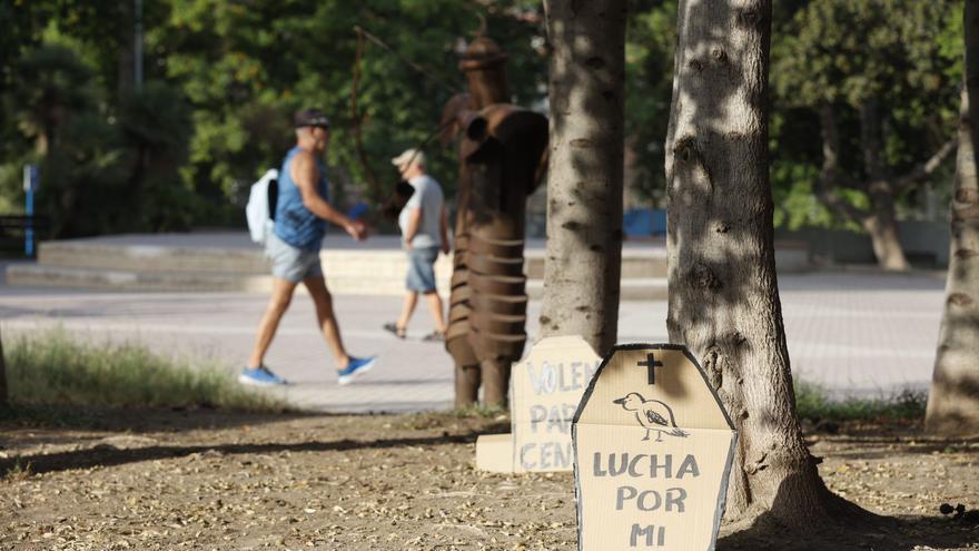 Decoran la zona arbolada del parque de San Blas con lápidas a modo de protesta contra la tala