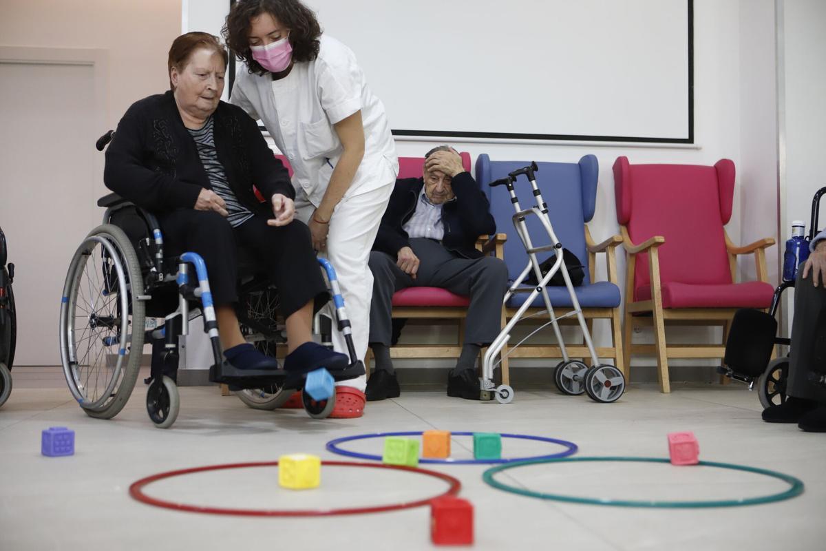 Frida, la perra de terapia asistida en una residencia de Zaragoza