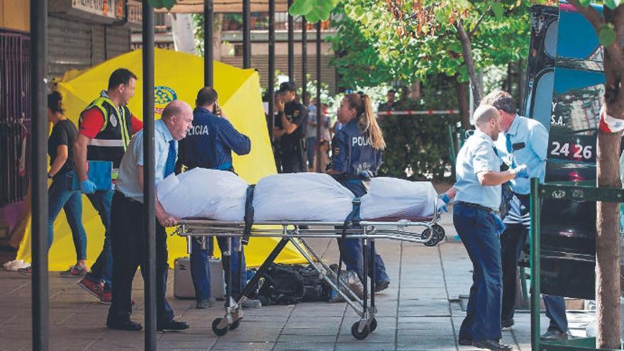 Miembros del servicio funerario trasladan el cuerpo de la mujer asesinada en Madrid