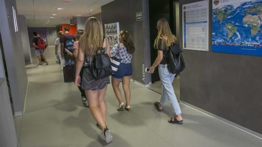 El TSJ desbloquea las becas para universitarios de último curso