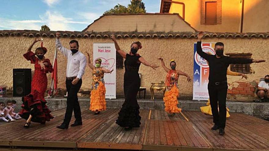 Baile para todos los gustos en el escenario de Villanueva que ha acogido el XVII Festival del Alzhéimer