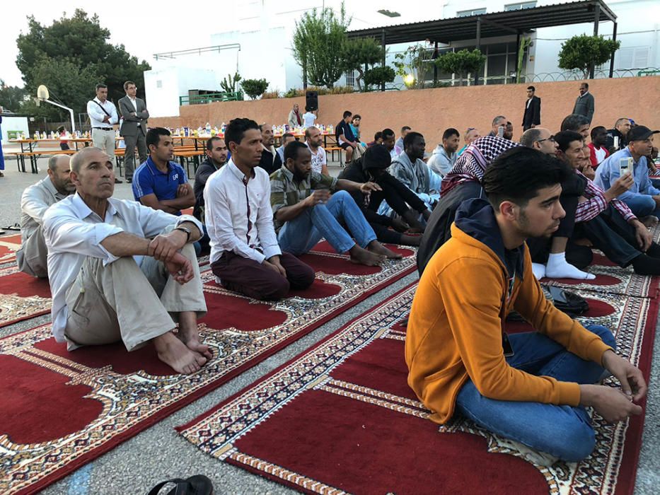 Cerca de trescientas personas participan en un encuentro para dar a conocer la comunidad musulmana de Santa Eulària.