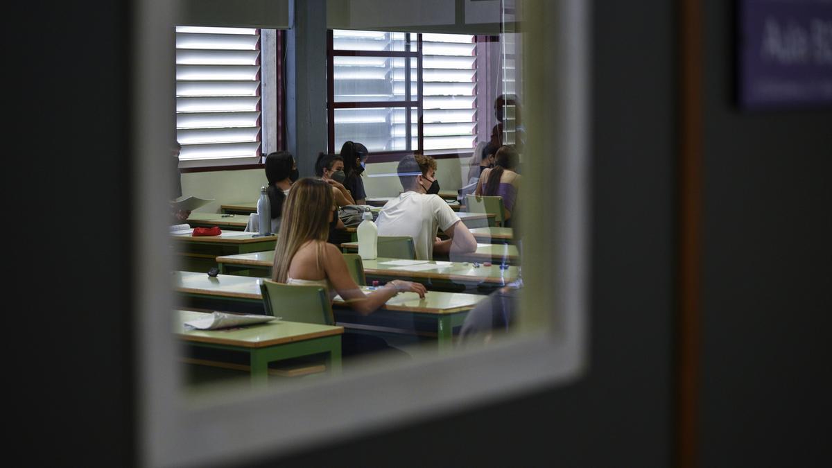 Imagen de archivo de estudiantes realizando un examen de las PAU 2021 en la UPV