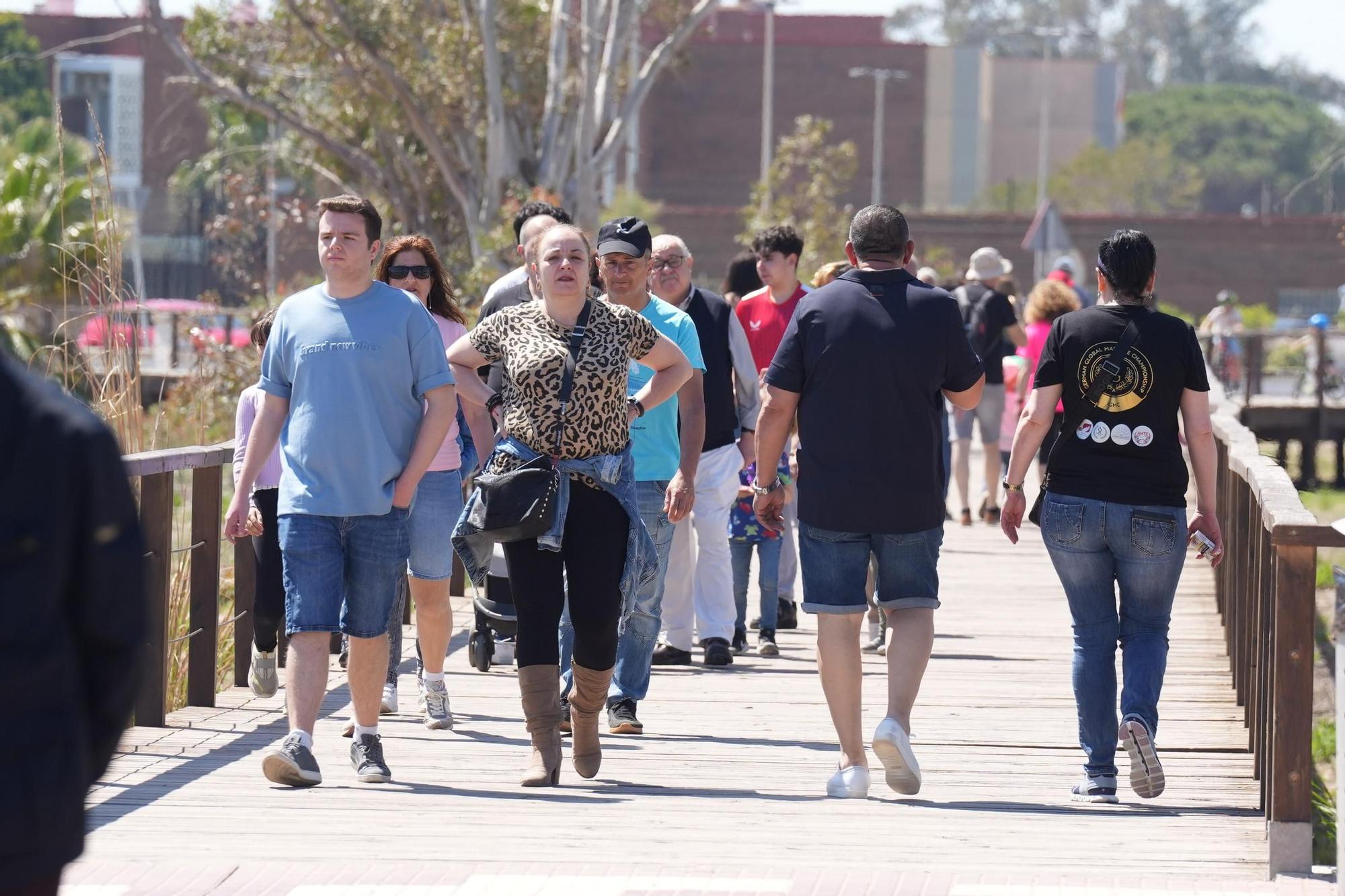 Galería de imágenes: Los castellonenses disfrutan de la playa en abril