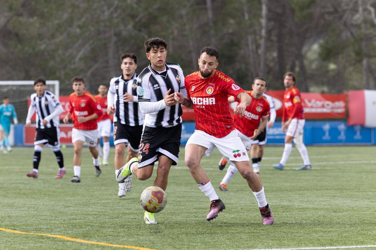 Imagen de un lance del juego en el partido entre SD Ibiza y Castellón B del pasado domingo.