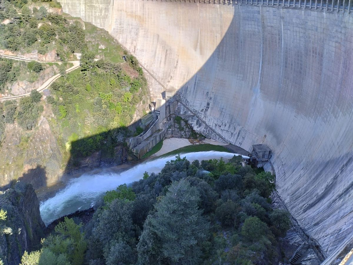 El pantà de la Baells desembassant aigua, aquest dimarts