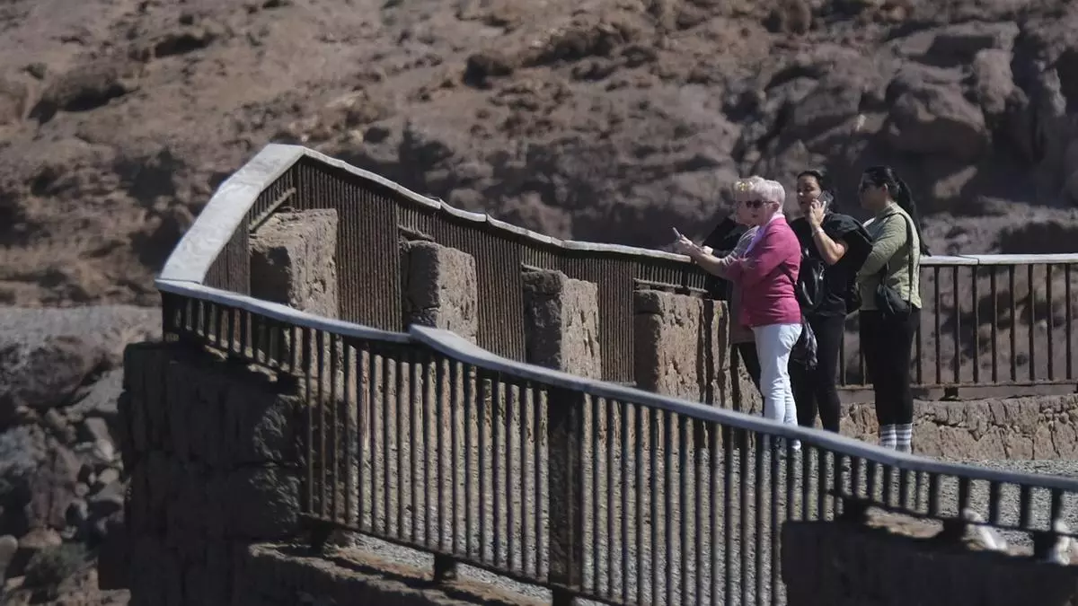 Tensa espera en El Confital por parte de las familias de los desaparecidos: «el mar nos da paz»