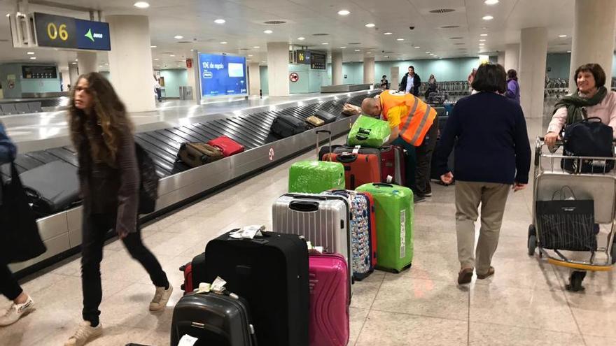 Retrasos en el aeropuerto del Prat de pasajeros ibicencos