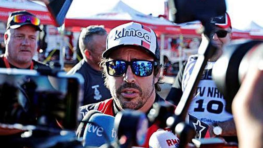 L&#039;expilot de Fórmula 1 Fernando Alonso, ahir en la compareixença de premsa posterior a la segona etapa del Dakar.