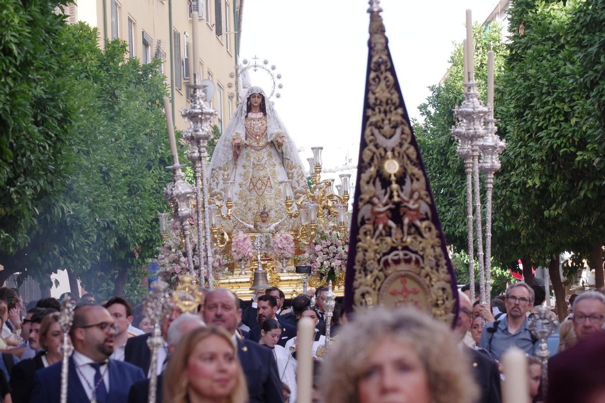 Fotos de la procesión del Rocío Coronada por el barrio de la Victoria Fotos de la procesión del Rocío Coronada por el barrio de la Victoria