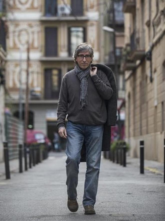 L’escriptor i cineasta David Trueba, passejant per Barcelona.
