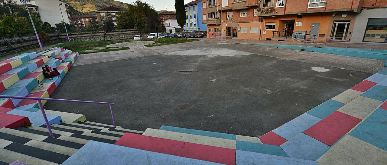 Al fondo, los terrenos en los que se construirá el nuevo centro de salud.