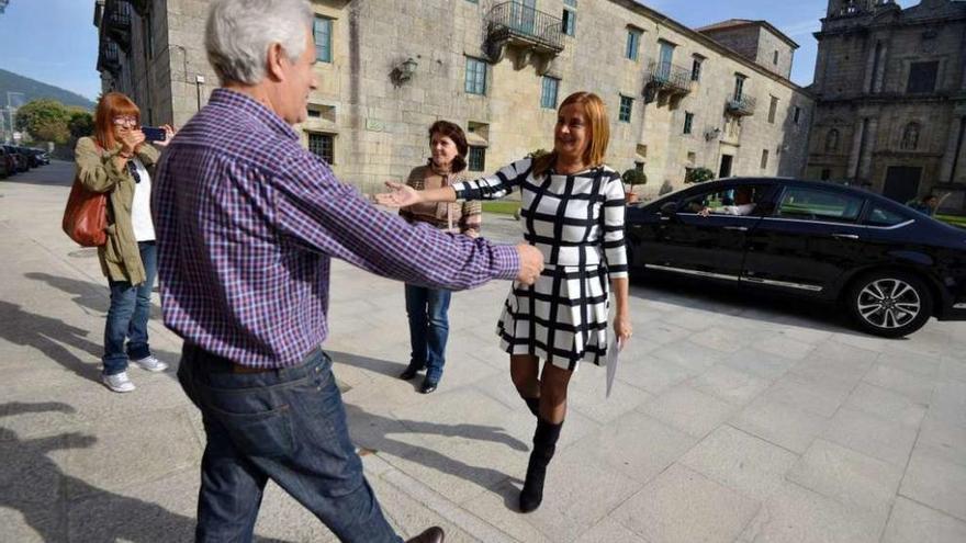 El alcalde de Poio, Luciano Sobral, recibe a Carmela Silva a las puertas del Concello. // Santos Álvarez