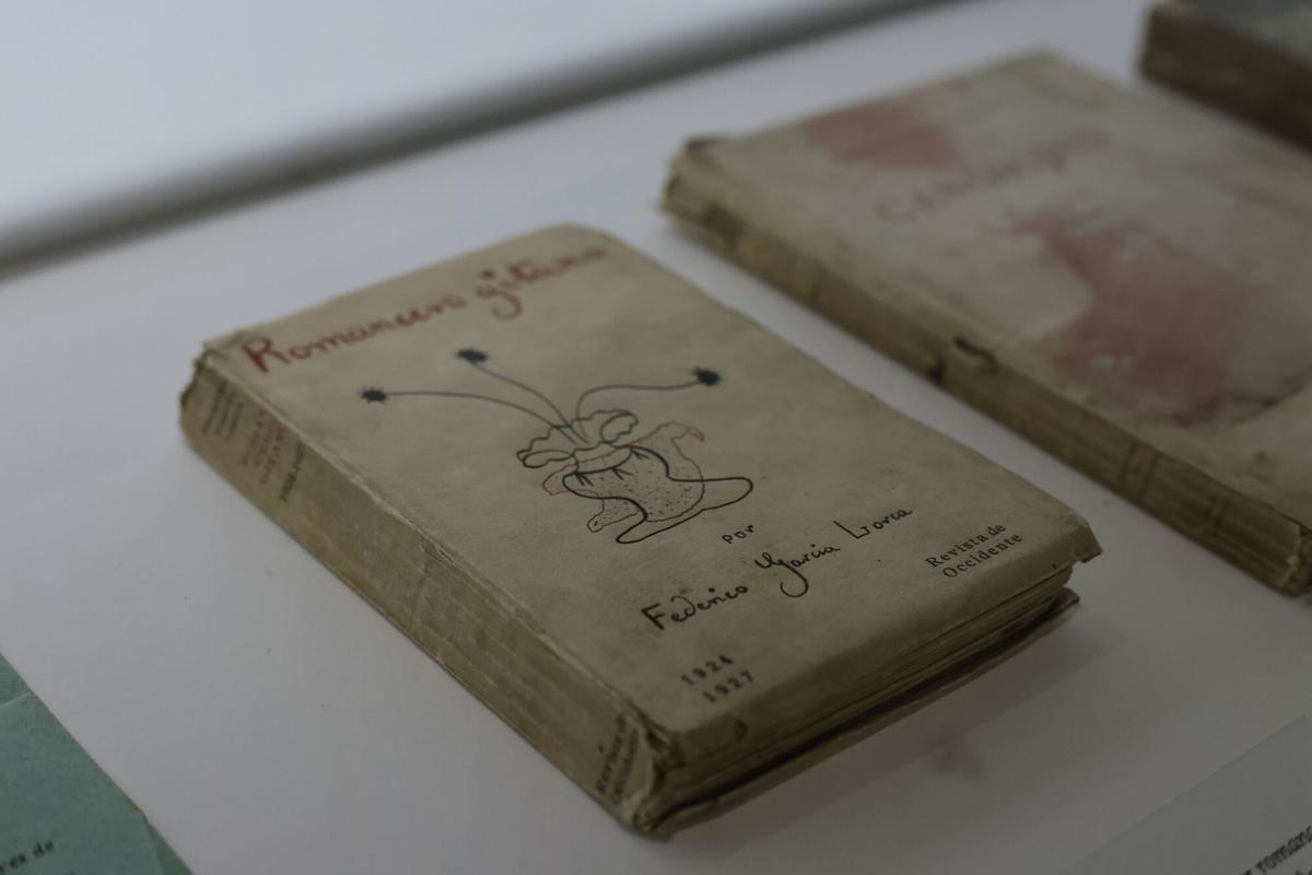 Algunas de las 350 piezas que componen la exposición 'Lorca y el archivo: memoria en movimiento', que puede verse en la Residencia de y repasa la historia integral del archivo familiar de Federico García Lorca que, desde su muerte hasta hoy, su familia ha logrado preservar.