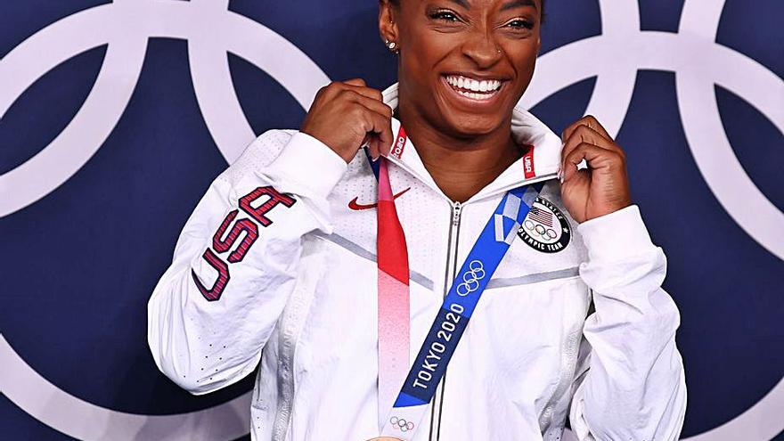 Simone Biles, sonriente con la medalla de bronce. |  // REUTERS