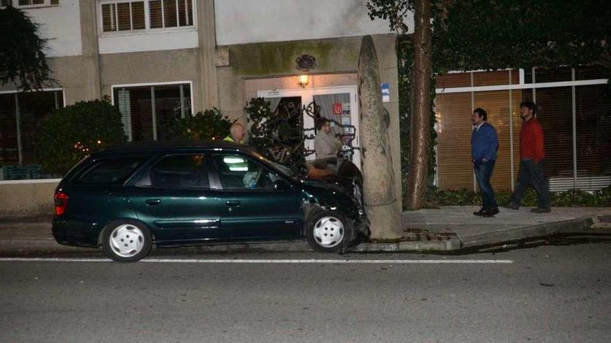 Estado en el que quedó uno de los vehículos implicados en el accidente de ayer. // Noé Parga