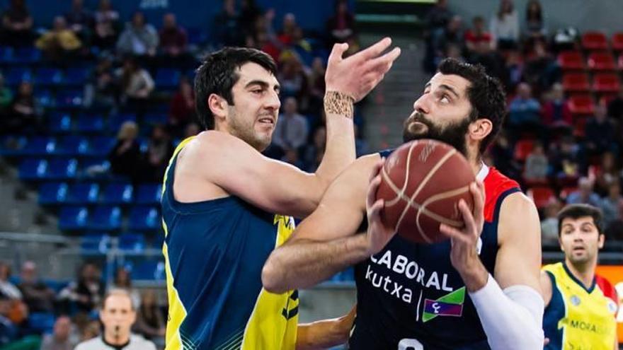 Bourousis, con el balón, en el partido ante el Andorra.