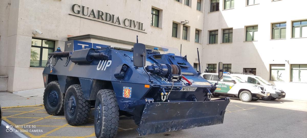 El blindado de la Policía Nacional que llaman &quot;la tanqueta&quot;, este martes en un patio de la Comandancia de la Guardia Civil de Cádiz.