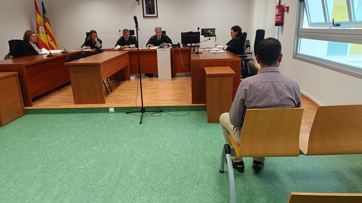 El acusado en el banquillo el día que se celebró el juicio.