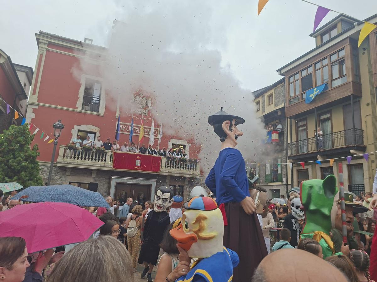 En imágenes: Así fue el chupinazo de las fiestas de Nuestra Señora de la Barca y San Roque En imágenes: Así fue el chupinazo de las fiestas de Nuestra Señora de la Barca y San Roque