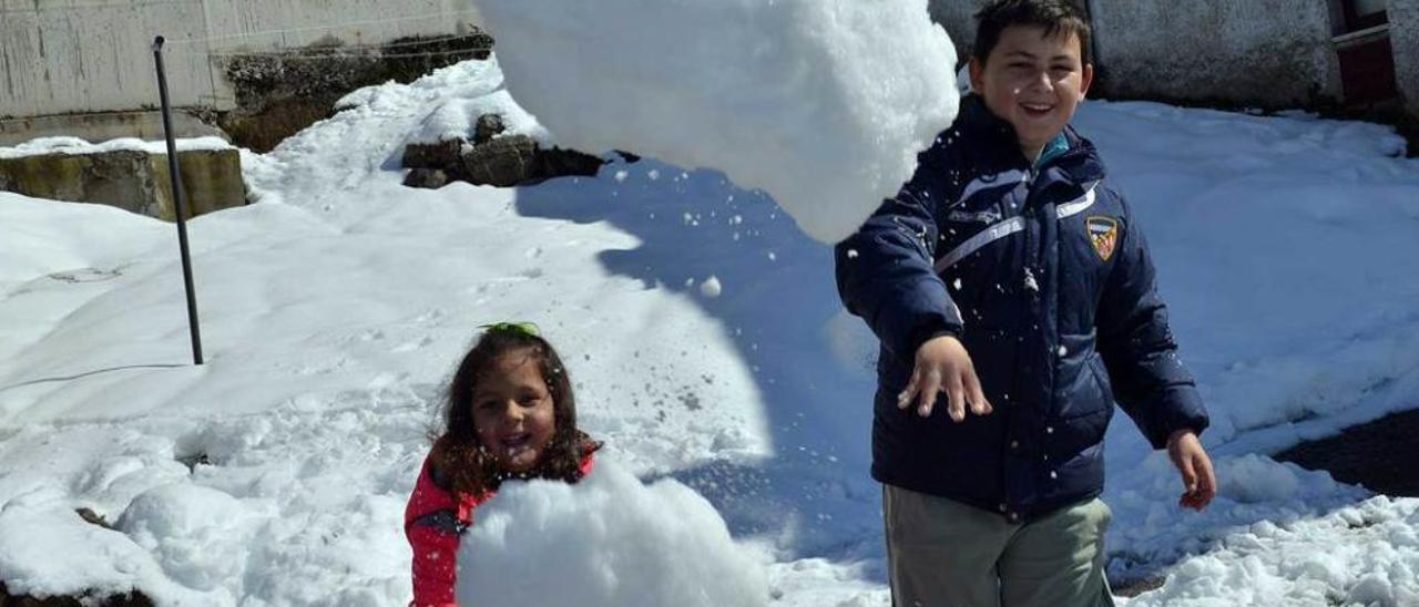 Sheila García Álvarez y Sergio González Trigueros, jugando con la nieve en Pajares.