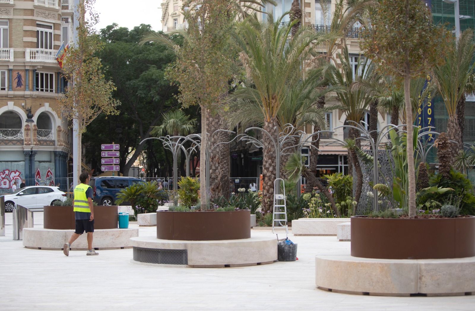 Retiran las lonas de las plaza de la Reina a la espera de su apertura