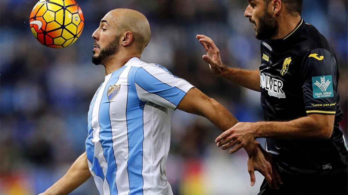 Amrabat y David Lombán pelean un balón en el Málaga-Granada