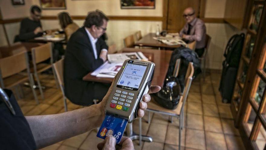 Una mujer deja por error una propina de 6.500 euros en un café en Suiza
