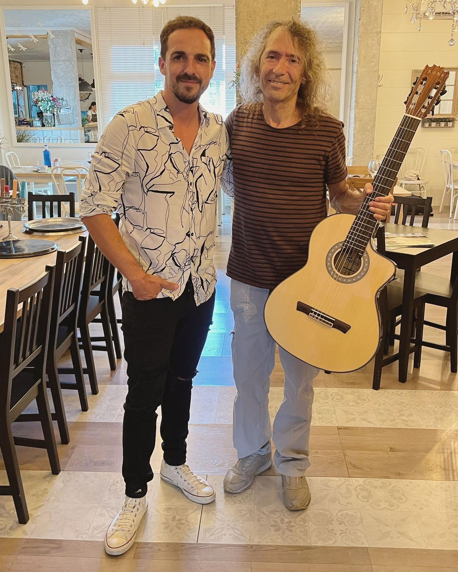 Adam Broseta junto al compositor, músico y poeta Robe Iniesta