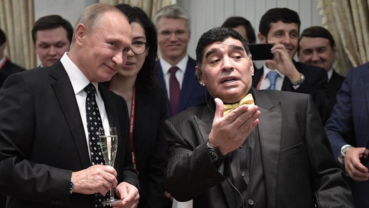 Maradona, charlando amigablemente con Vladimir Putin