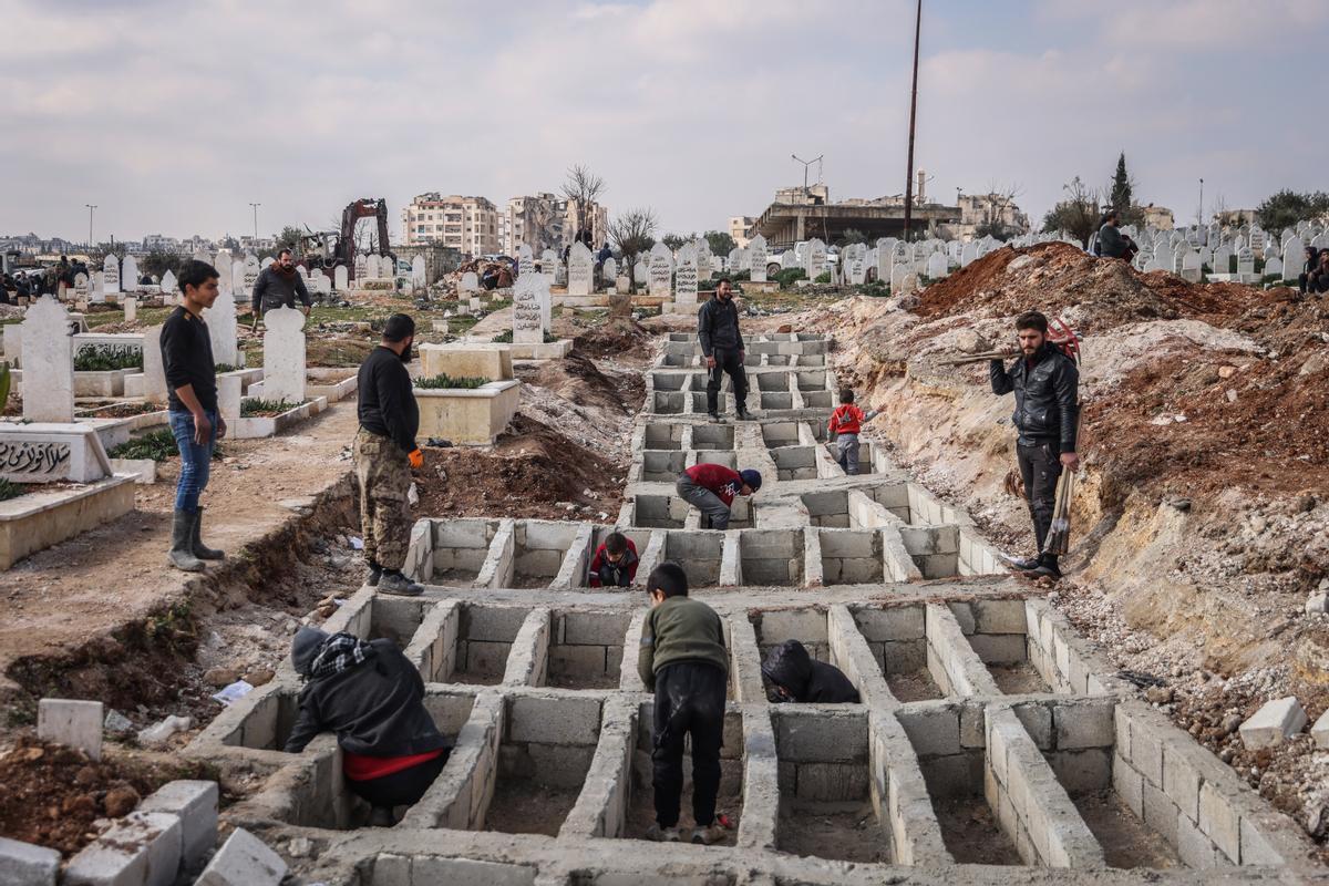 Los sirios de Idlib entierran a sus familiares que murieron como resultado del devastador terremoto a lo largo de la frontera turco-siria