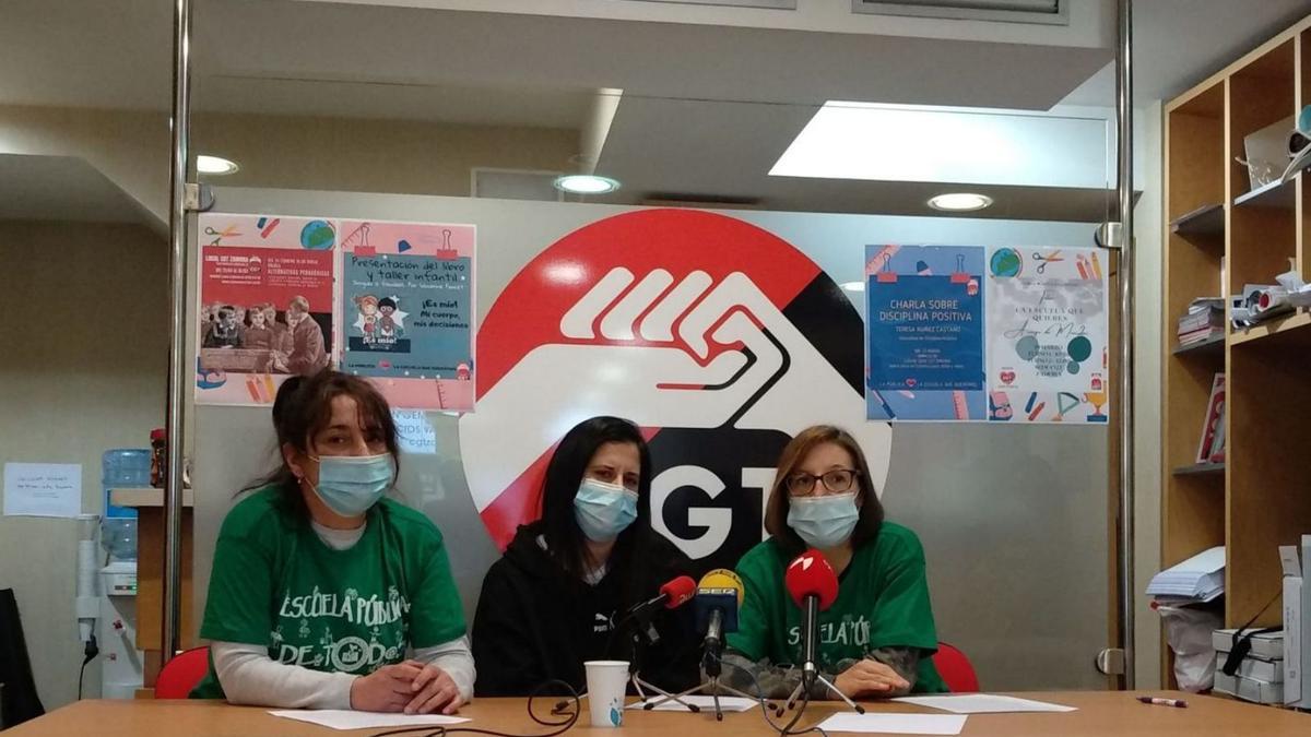 Desde la izquierda, Olga García, Lara Morín y Alba Tobal, del sindicato CGT de Zamora.