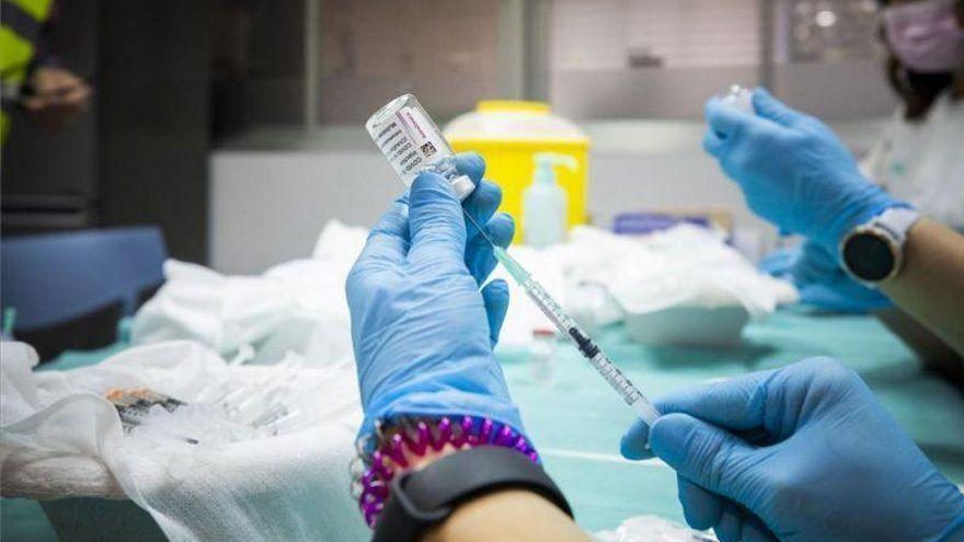 Una enfermera prepara una dosis de la vacuna contra el covid.
