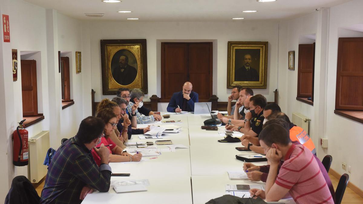 Presidiendo la mesa, el concejal de Seguridad Ciudadana de Siero Víctor Villa; junto a él, de izquierda a derecha, Matías Amaro, de Cruz Roja; Eva Montes, Técnico de Igualdad; Mercedes Pérez, concejala de Igualdad; Sergio Luaces, Subinspector Policía Local; Fidel Fernández, Jefe de Policía Local; José Luis Díaz, Responsable de Mercado; Ana Nosti, concejala de Festejos; Fernando Crespo, Protección Civil del Principado de Asturias;  Daniel Suárez, Jefe Guardia Civil Puesto Siero; Alberto Aragon, Comisario CNP Siero; Ramón García, Inspector jefe seguridad ciudadana de Siero; Juan Sierrra, Protección Civil Siero, Luis Álvarez, Protección Civil Siero; David Cimadevilla, Sociedad de Festejos; Alberto Díaz, Sociedad de Festejos