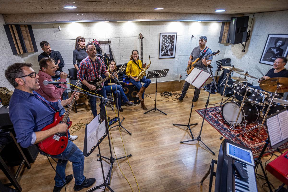 Xaiques Band: Mossos solidarios que tocan música de infarto