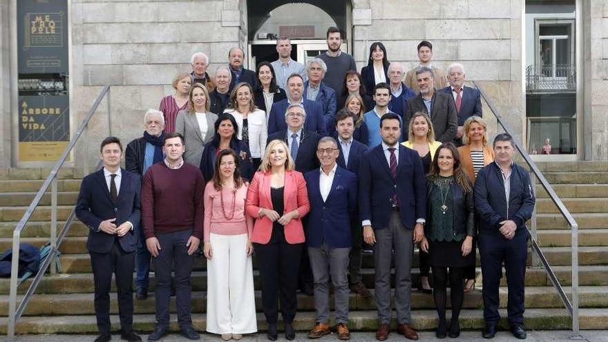 Elena Muñoz, en el centro, con las personas que integran su lista electoral. // Ricardo Grobas