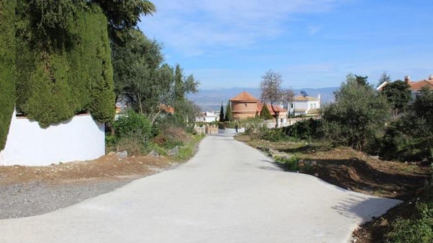 Alhaurín arregla dos caminos en Fuensanguínea y El Romeral