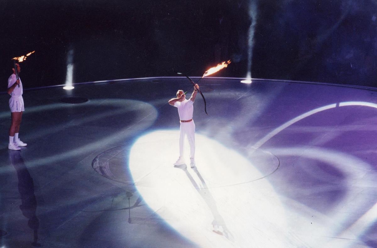 El arquero Antonio Rebollo en el emocionante momento de lanzar la flecha con el fuego olímpico que encendió el pebetero del Estadio Olímpico de Barcelona.