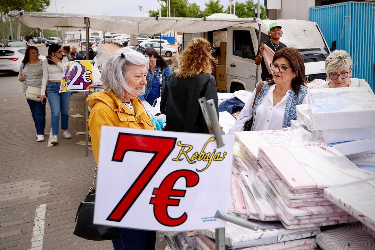 La lluvia desluce la 'segunda sesión' del mercadillo de El Arenal