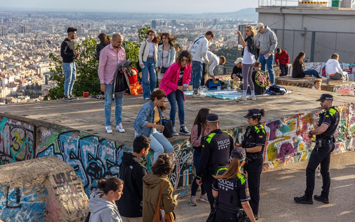 La Guardia Urbana desaloja los búnkers del Carmel de Barcelona