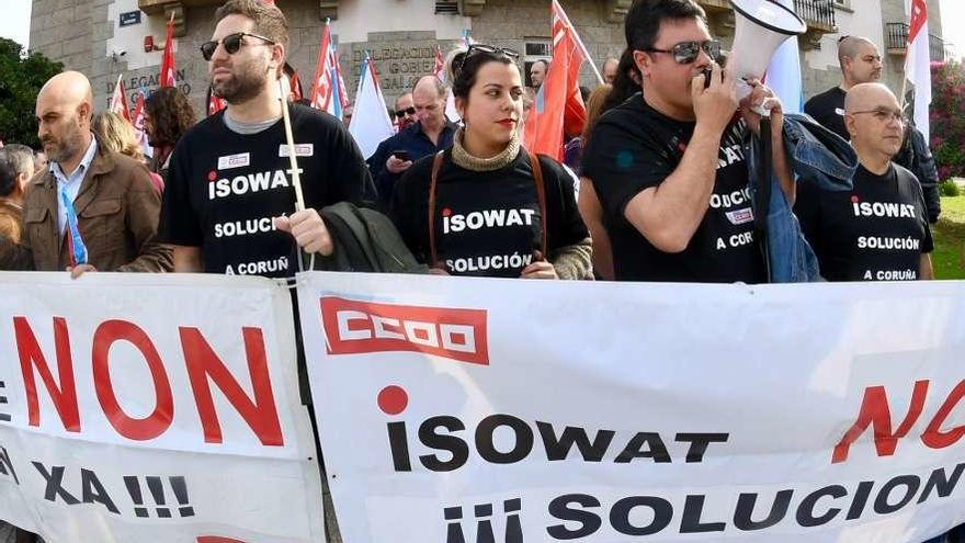 Concentración de los trabajadores de Isowat, ayer, en A Coruña.