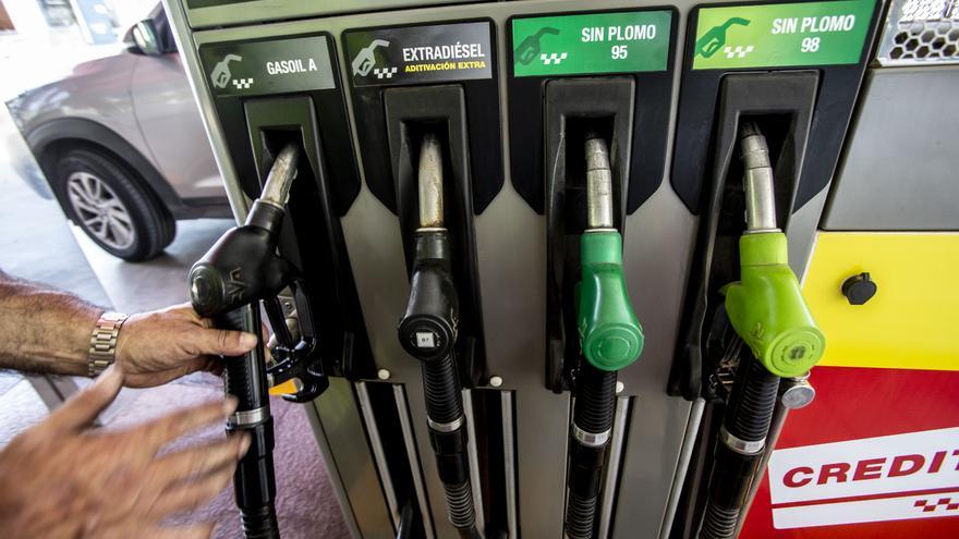El gasóleo ya vale casi un 10% más barato que la gasolina 95 en Alicante