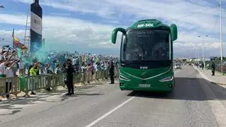 Espectacular recibimiento de la afición del Elche al autocar del equipo antes del partido frente al Espnayol