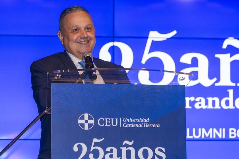 El CEU de Elche celebra las Bodas de Plata de las promociones 1998-1999 y 1999-2000