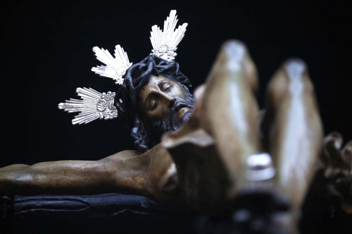 El Vía Crucis pone recogimiento a la noche cordobesa